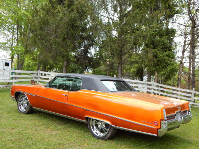 this is a virtually rust free oklahoma car, very good condition, custom 20" rims