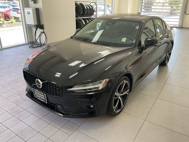 2024 volvo s60 b5 plus dark theme