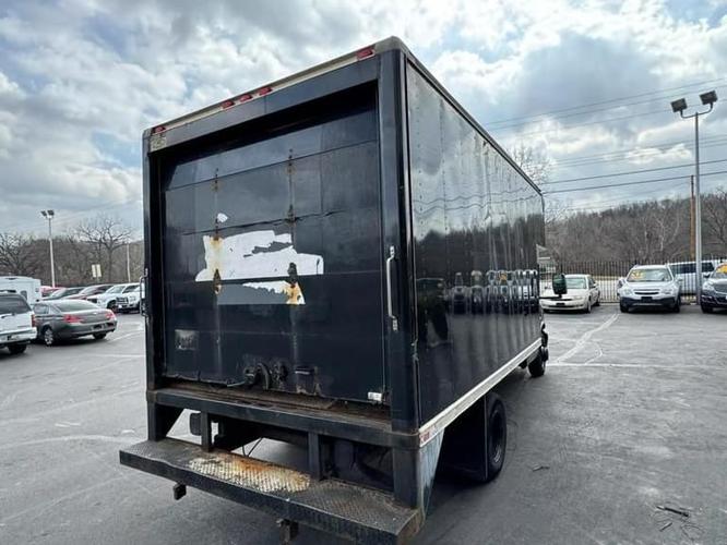 2009 gmc savana commercial cutaway cab-chassis van 2d in kansas city, missouri