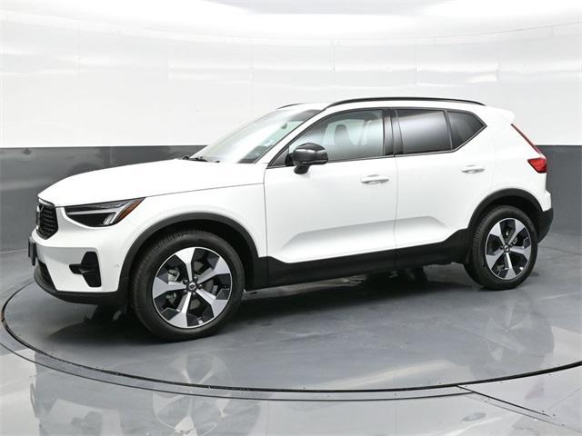 2024 volvo xc40 b5 plus dark theme