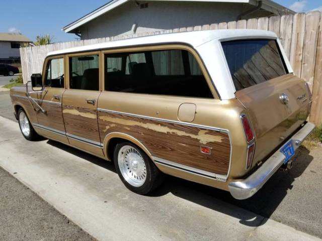 1975 international travelall woodie wagon,chevy v-8,5 speed,solid,drive anywhere