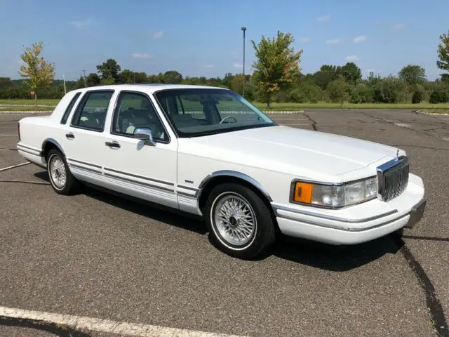 gorgeous 1992 lincoln town car executive 58k miles mint condition triple white