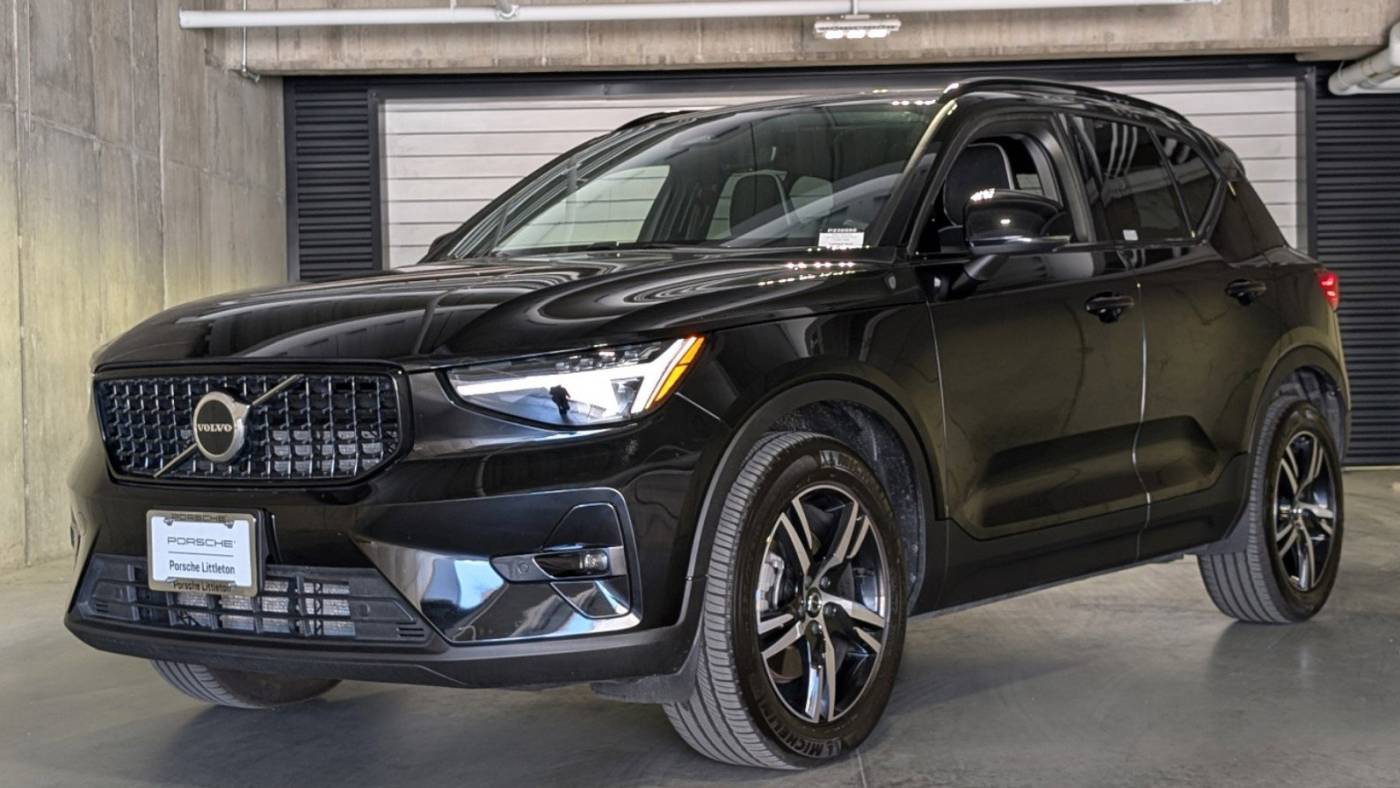 2023 volvo xc40 b5 plus dark theme