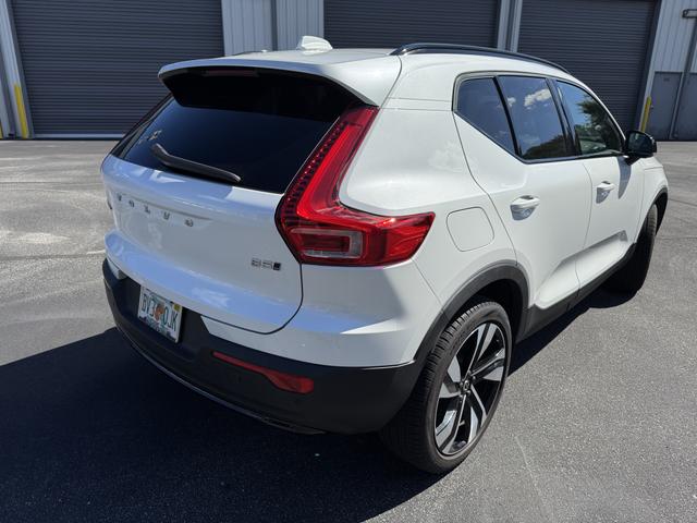 2023 volvo xc40 b5 plus dark theme