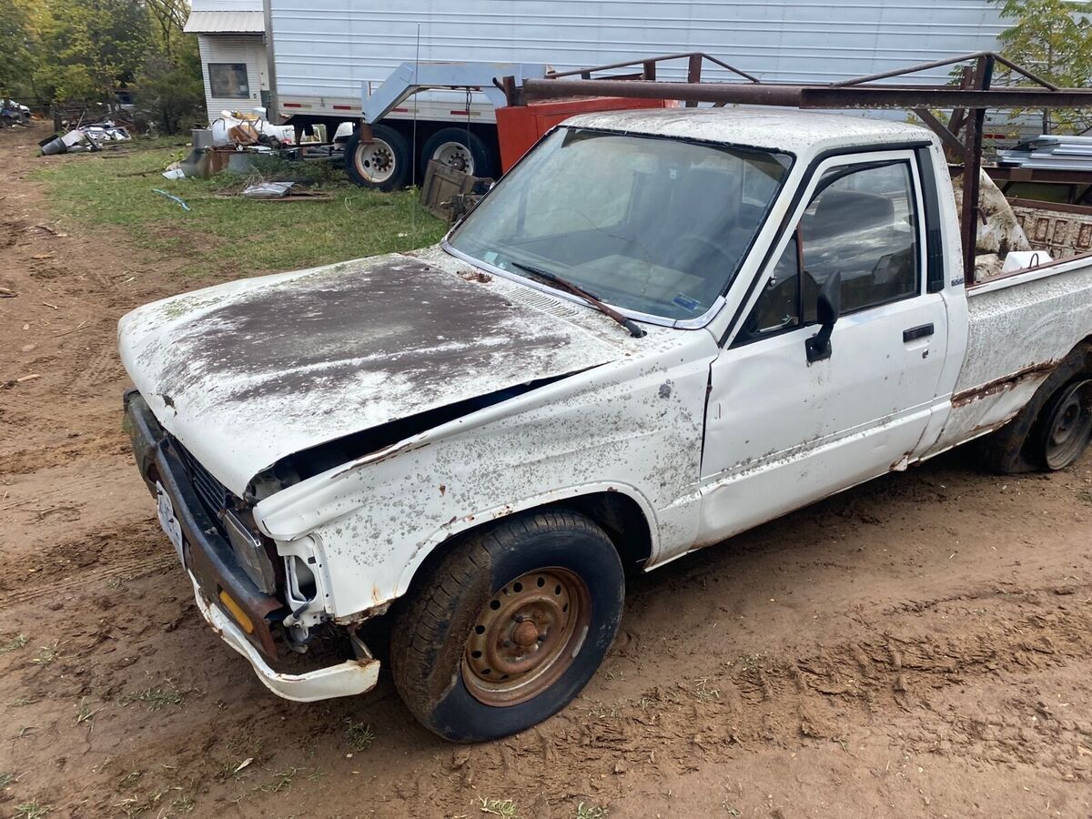 engine 1985 toyota pickup pickup runs white rwd manual 1/2 ton rn55 dlx