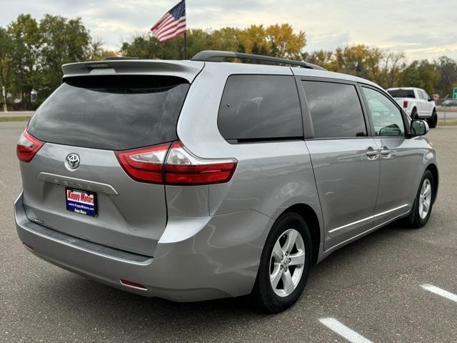 2017 toyota sienna le