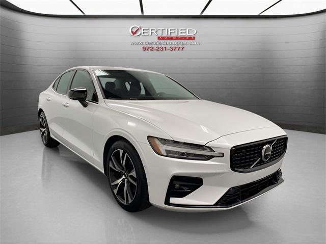 2024 volvo s60 b5 plus dark theme