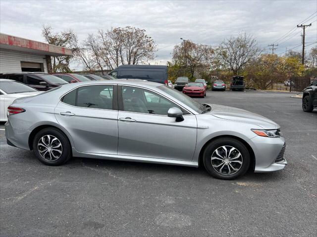2018 toyota camry hybrid se