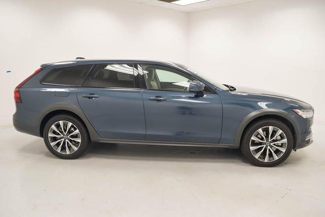 2022 volvo v90 cross country b6