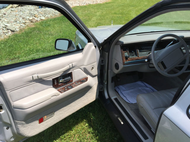 36000 mile rust free low reserve1992 lincoln town car executive sedan 4-door