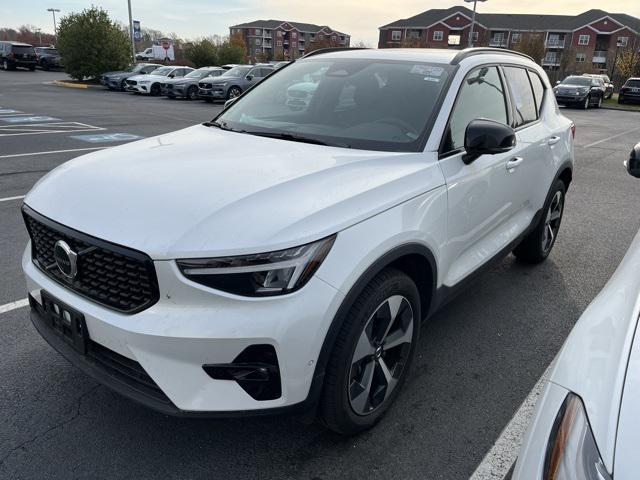 2024 volvo xc40 b5 plus dark theme
