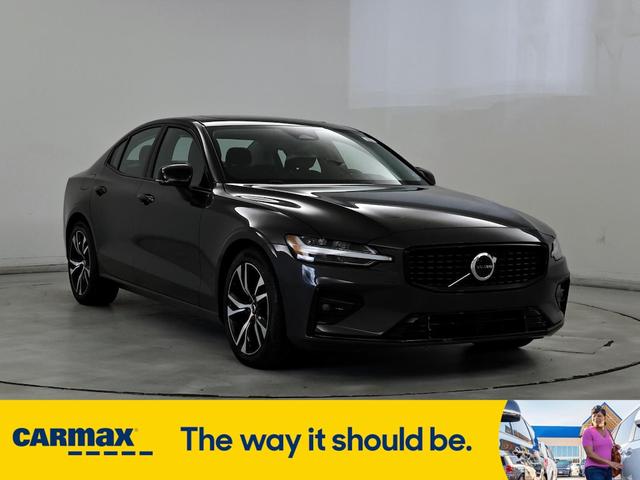 2024 volvo s60 b5 core dark theme