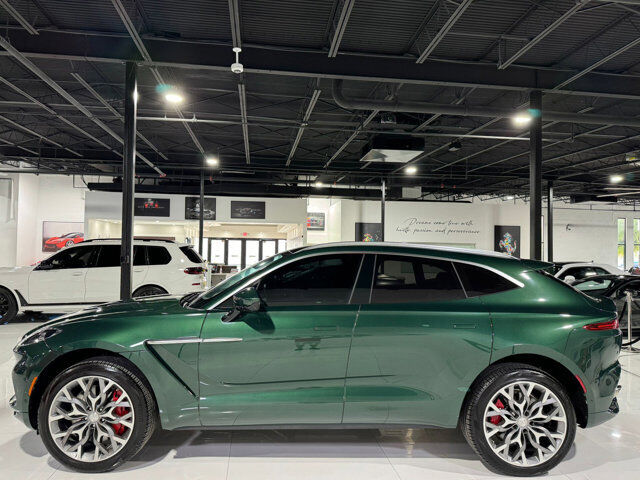 2022 aston martin dbx