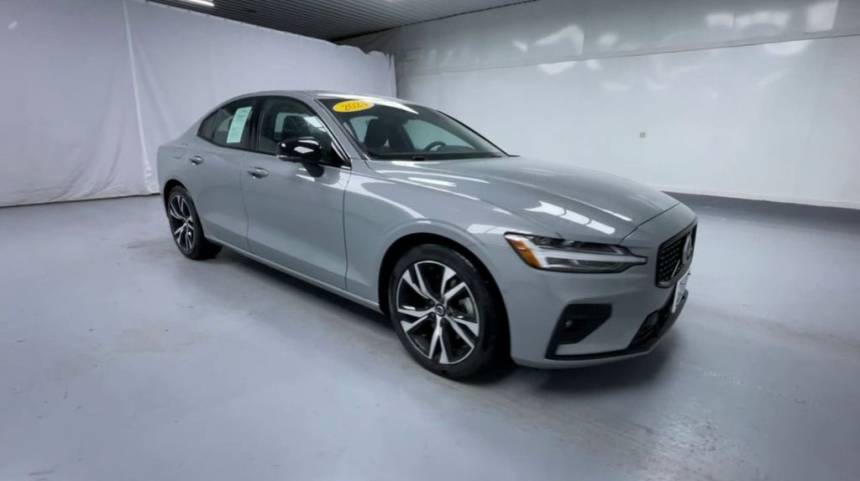 2024 volvo s60 b5 plus dark theme