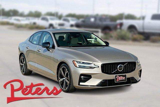 2024 volvo s60 b5 plus dark theme