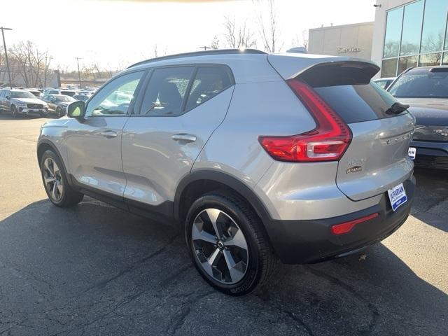 2023 volvo xc40 b5 plus dark theme