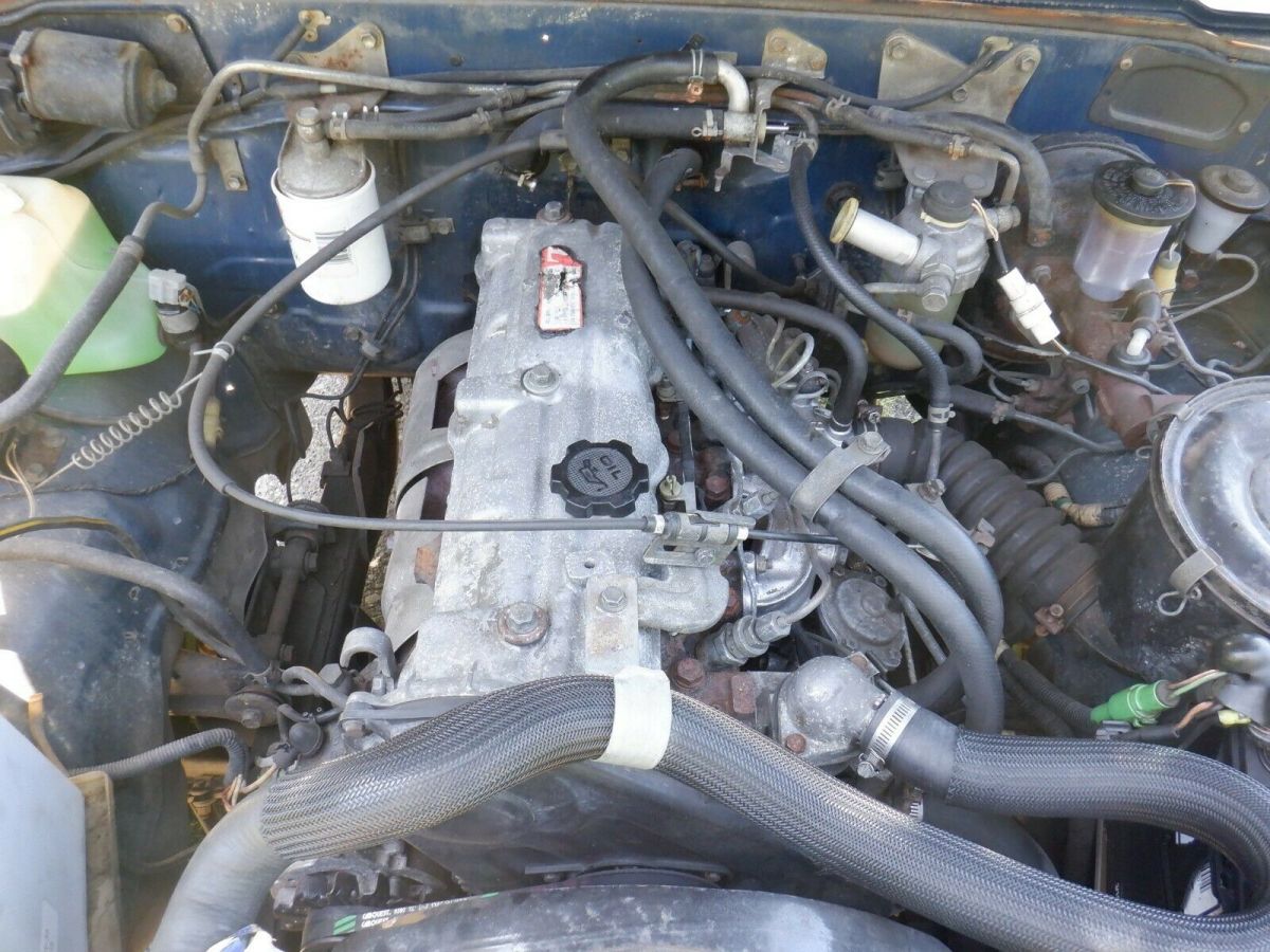 1982 toyota pickup - factory diesel 2.2 litre - 5 speed - low miles hilux