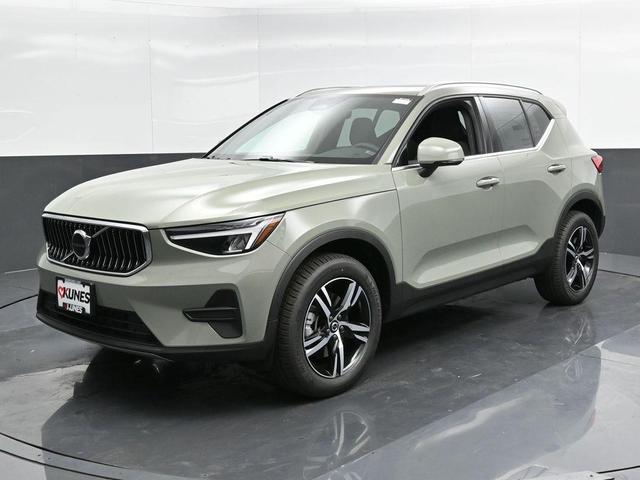 2025 volvo xc40 b5 core bright theme