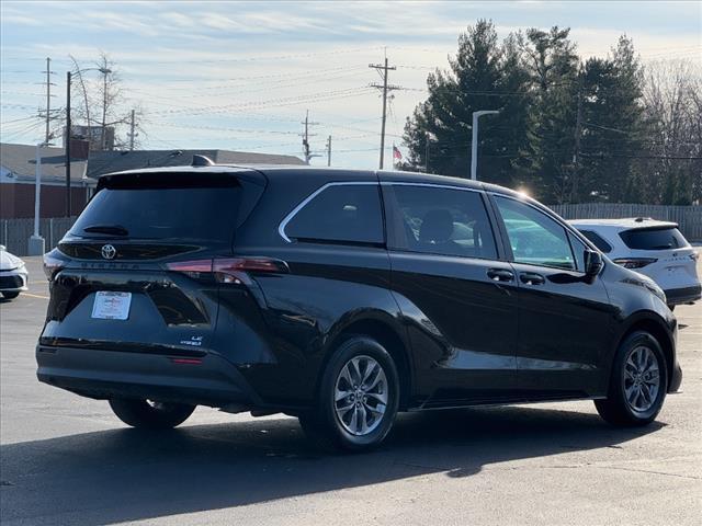 2022 toyota sienna le