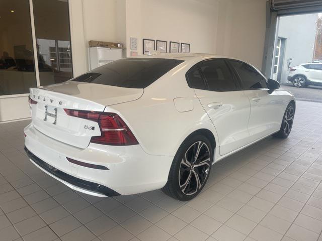 2024 volvo s60 b5 core dark theme