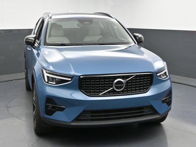 2023 volvo xc40 b5 plus dark theme