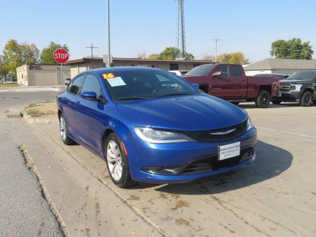 2016 chrysler 200 s