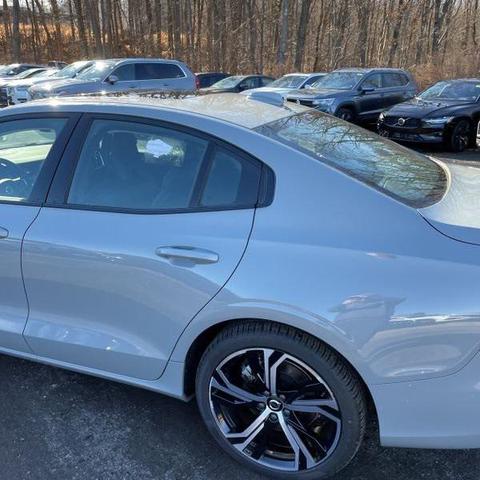 2024 volvo s60 b5 core dark theme