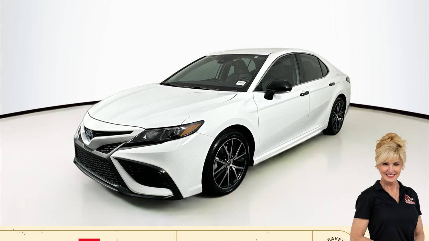 2022 toyota camry hybrid se