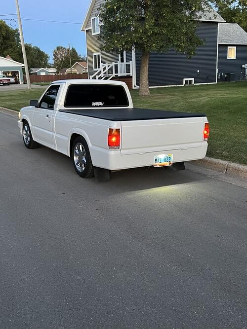 1992 mazda b2200 lowered, excellent body & paint. no rust build, no scratches and