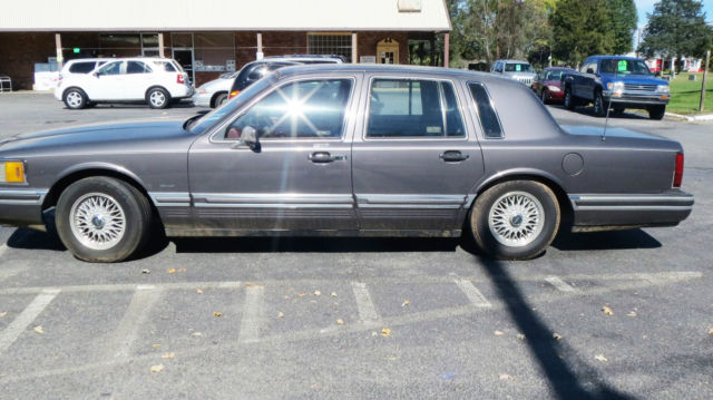 1992 lincoln town car executive sedan 4-door 4.6l