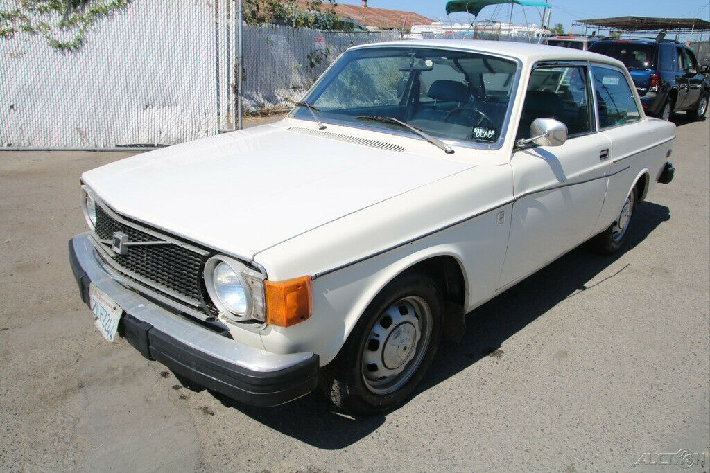 1974 volvo 142 *rare car* 4 speed manual 4 cylinder no reserve