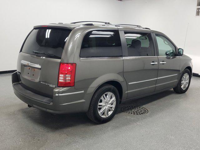 2010 chrysler town & country limited