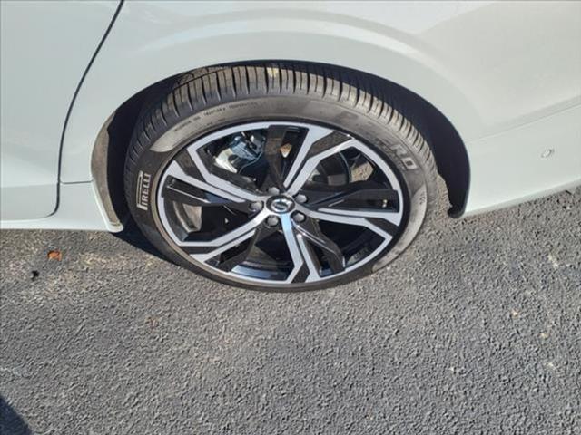 2024 volvo s60 b5 plus dark theme