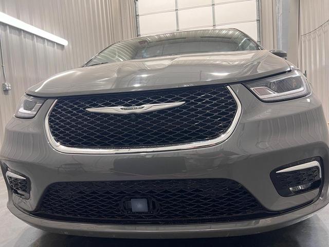 2023 chrysler pacifica touring-l