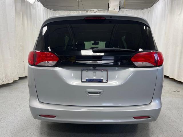 2023 chrysler voyager lx