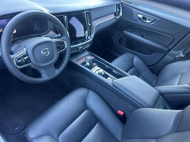 2024 volvo s60 b5 plus dark theme