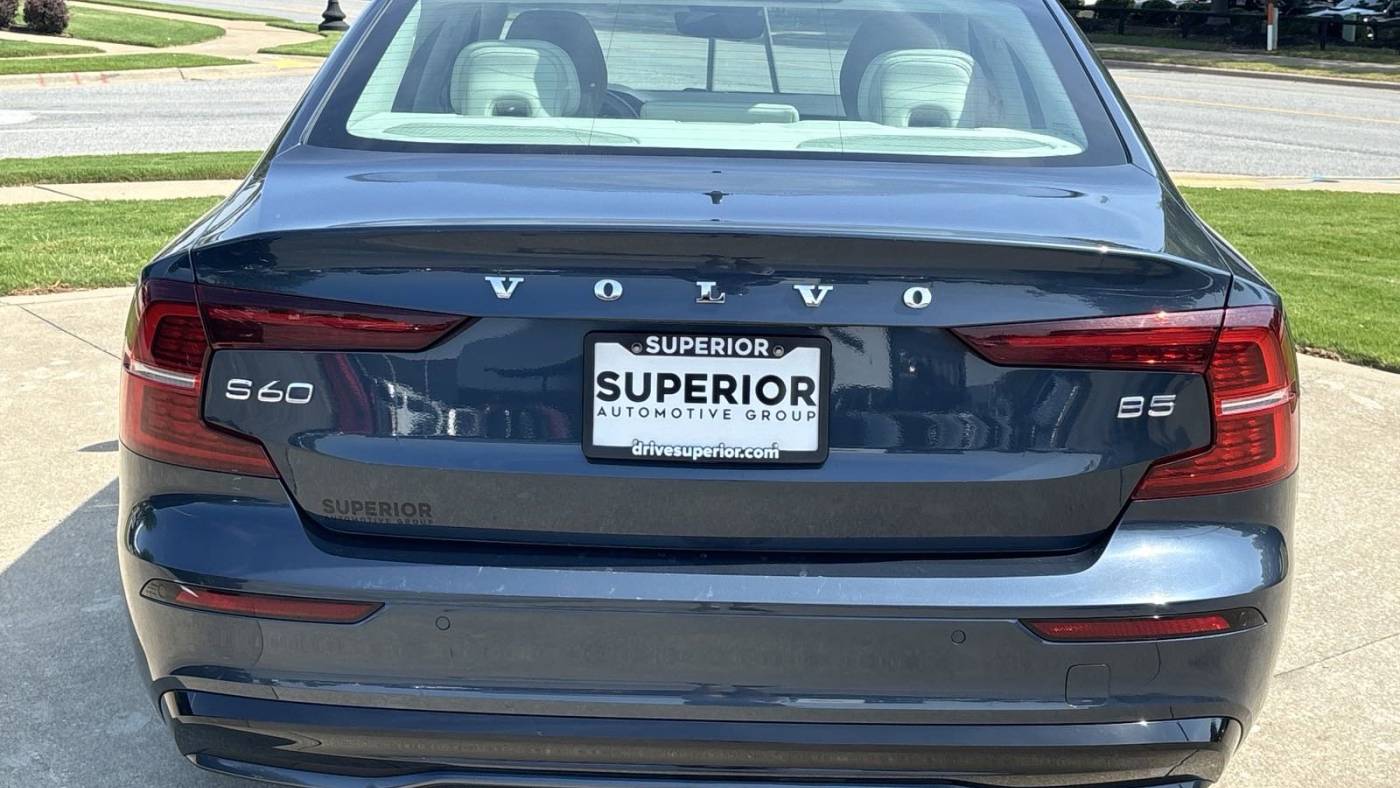 2024 volvo s60 b5 plus dark theme