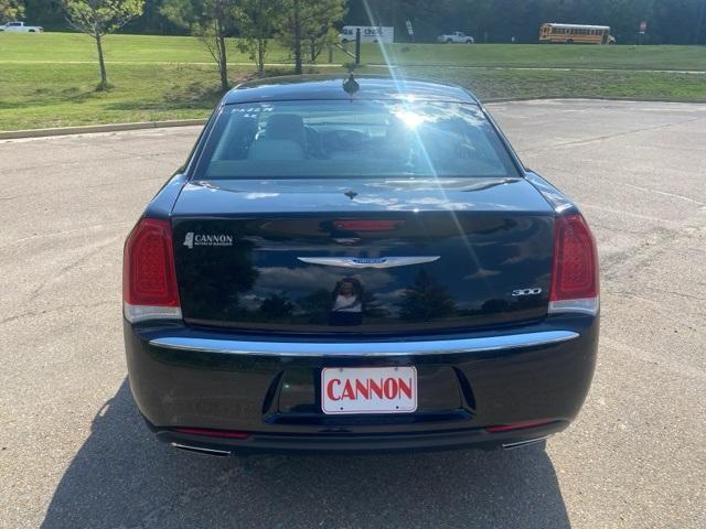 2022 chrysler 300 touring
