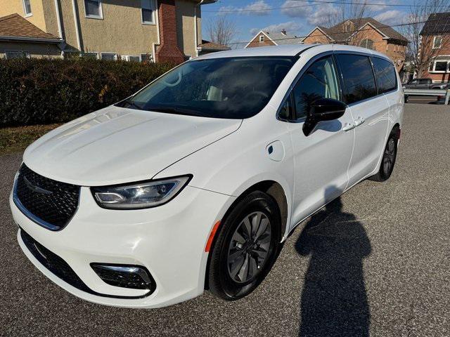 2024 chrysler pacifica hybrid select