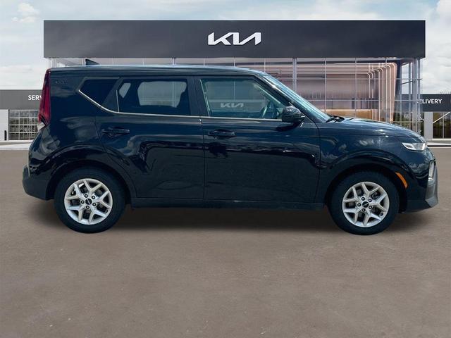 2022 kia soul lx
