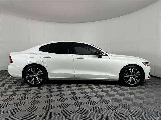 2022 volvo s60 recharge plug-in hybrid t8 r-design expression