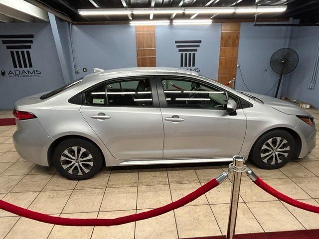 2022 toyota corolla hybrid le