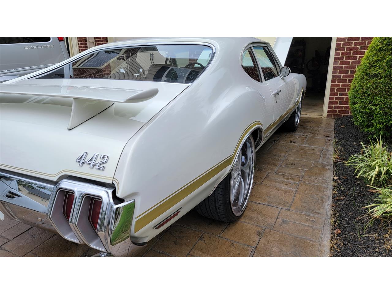 oldsmobile cutlass pearl white / gold