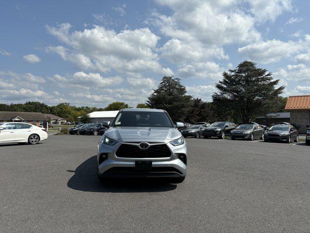 2022 toyota highlander le