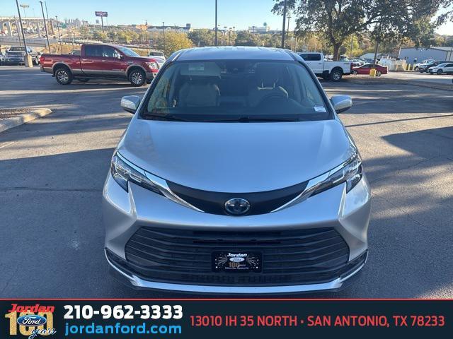 2021 toyota sienna le