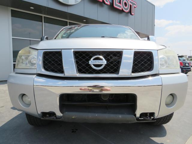 2005 nissan titan le pickup 4d 5 1/2 ft