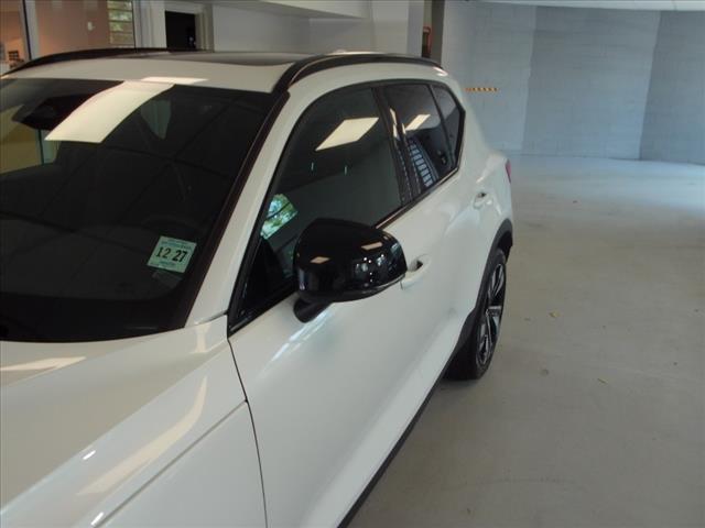 2023 volvo xc40 b5 plus dark theme