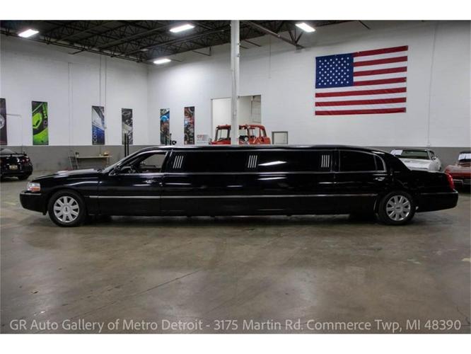 2005 lincoln town car in kentwood, michigan