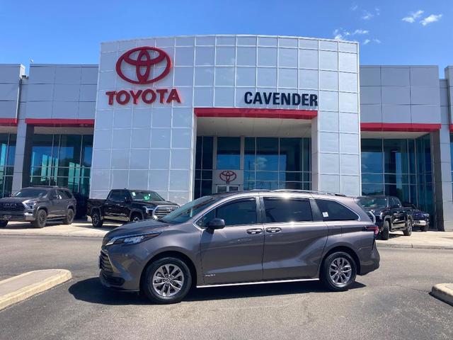 2021 toyota sienna le