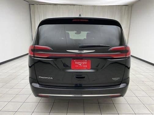 2022 chrysler pacifica touring l in sheboygan, wisconsin